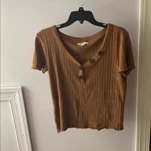 American Eagle tee with cute buttons